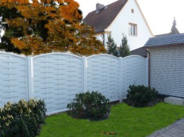 Sichtschutz von Zaun und Garten